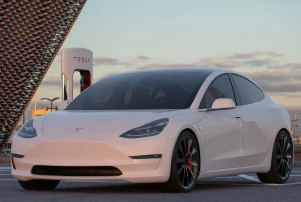 tesla model 3 per noleggio auto elettrica a lungo termine, mentre è in ricarica su colonnina dedicata