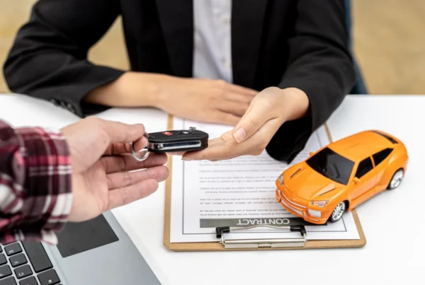 immagine che mostra mano di un cliente mentre riconsegna chiavi dell'auto presa a noleggio a lungo termine